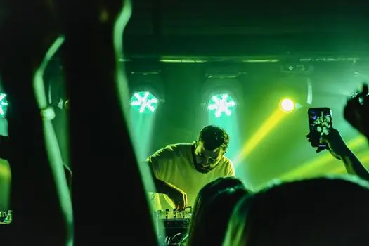 Etkinlik alanında DJ ekipmanı