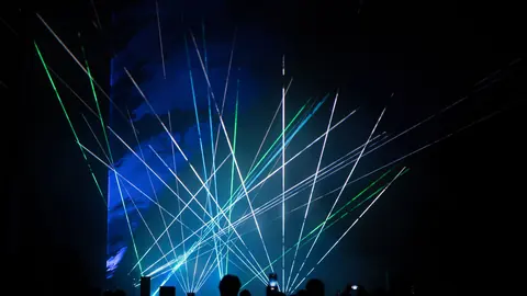 Sahne gösterisi — lazer ve ışık efektleri